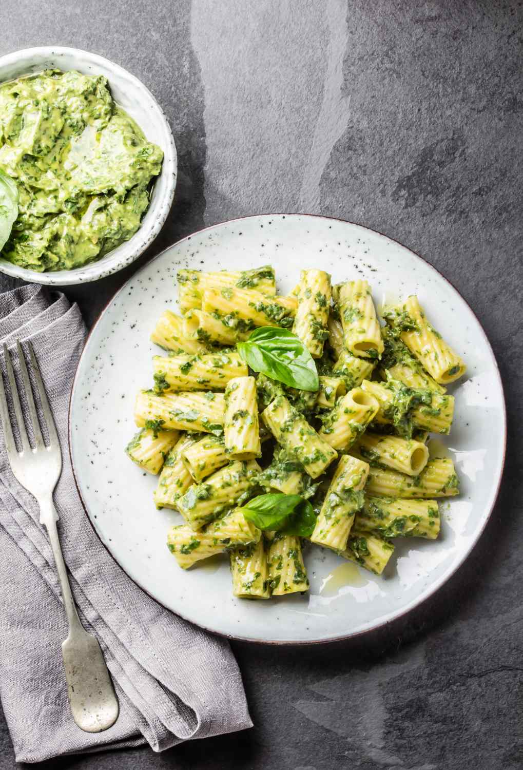 Grüne Pasta mit Brokkolipesto