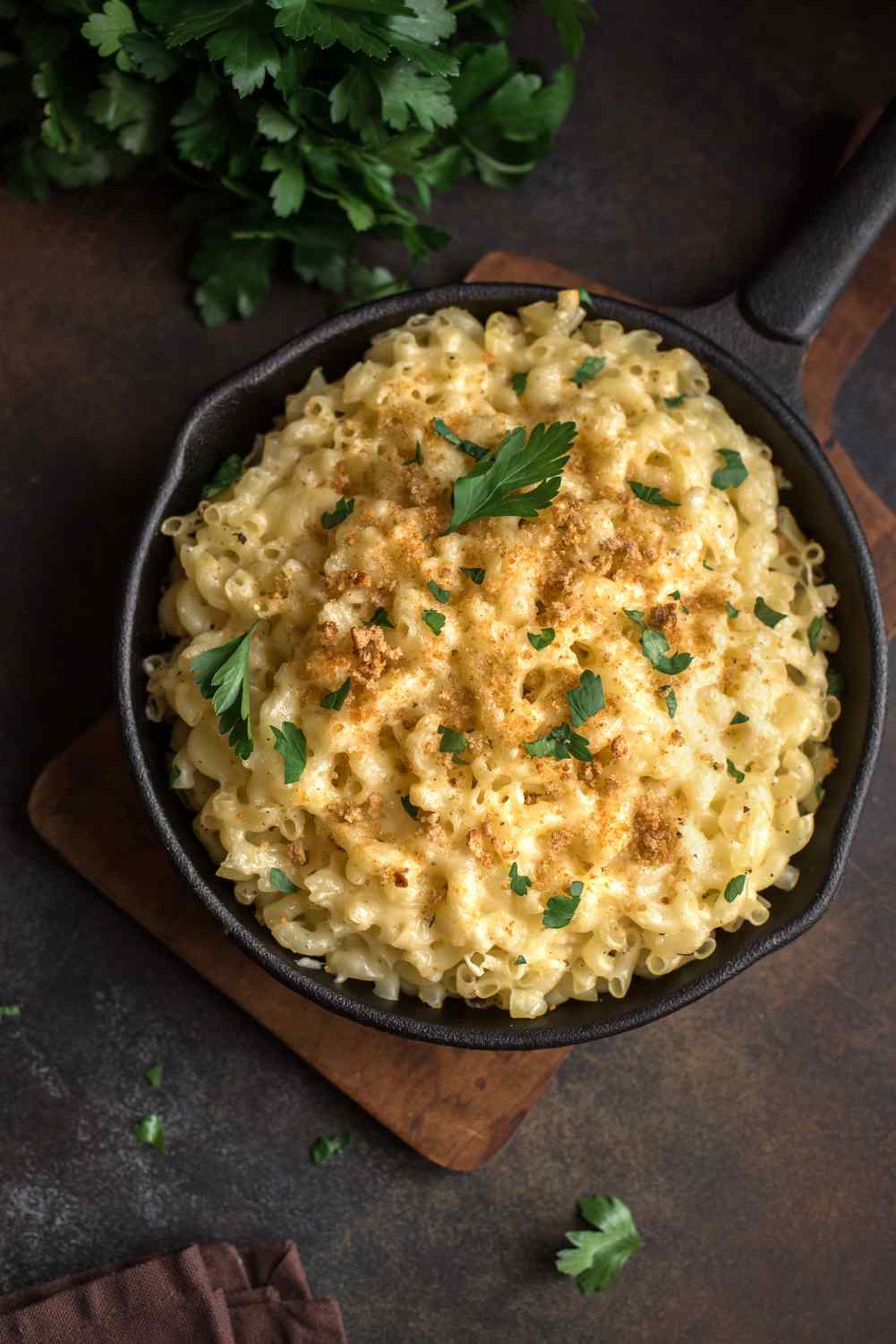 Pfanne mit einem Berg Mac and Cheese und frischen Krätuern