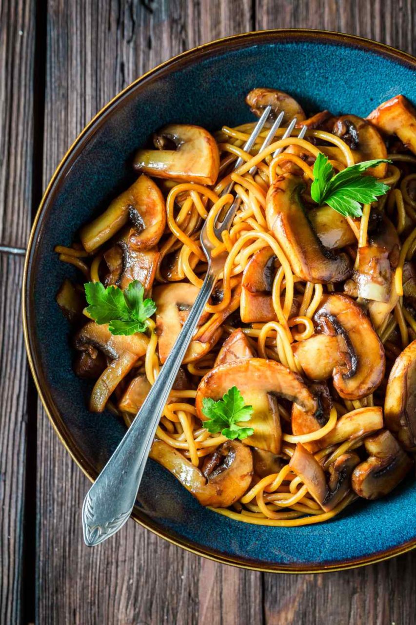 Schüssel mit frischen Champignons und Spaghetti